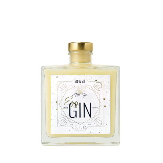 Egg Gin - Ginflasche mit passender Frucht oder Botanical, stilvoll angerichtet