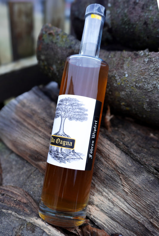 Flasche Da Oagna Föhren-Wipferl-Likör – goldbrauner Likör mit harziger Note, hergestellt aus frischen Schwarzföhre-Trieben