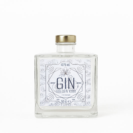 Golden Kiwi Gin - Ginflasche mit passender Frucht oder Botanical, stilvoll angerichtet