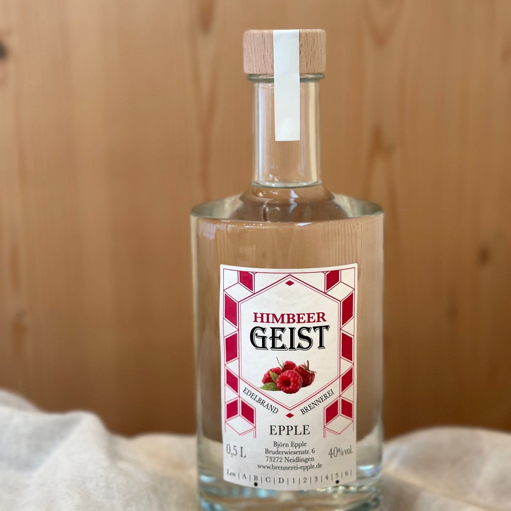 Himbeergeist in einer Glasflasche von Schnapsvielfalt. Hochwertiger Geist mit intensivem Himbeeraroma, hergestellt aus erlesenen Himbeeren, ideal für Liebhaber fruchtiger Spirituosen.