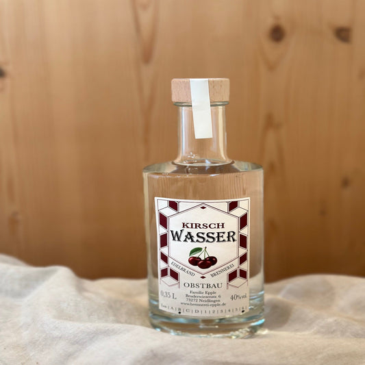 Kirschwasser in einer Glasflasche von Schnapsvielfalt. Klarer Brand aus reifen Kirschen mit intensivem Kirschgeschmack, ideal für Liebhaber traditioneller Obstbrände.