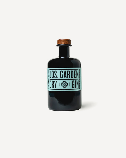 JOS. GARDEN Dry Gin in edler 500-ml-Flasche – handwerklich hergestellter New Western Dry Gin mit frischen Aromen von Himbeere, Zitrone, Schlehe und Gewürzen, inspiriert vom westfälischen Wacholder.