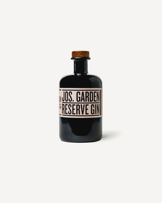 JOS. GARDEN Reserve Gin in 500 ml-Flasche – fassgereifter Dry Gin mit Rumfass-Note, würzigem Körper und goldener Farbe.