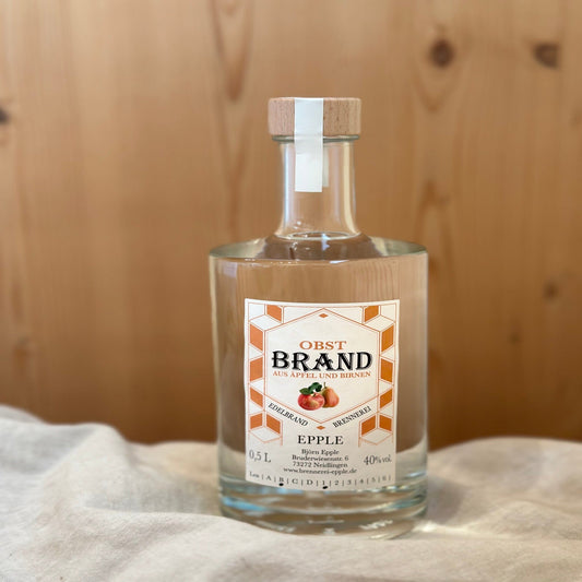 Obstbrand in einer Glasflasche von Schnapsvielfalt. Hochwertiger Brand aus sorgfältig ausgewählten Früchten mit harmonischem Fruchtaroma, ideal für Liebhaber traditioneller Obstbrände.