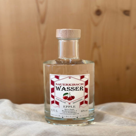 Sauerkirschwasser in einer Glasflasche von Schnapsvielfalt. Klarer Brand aus reifen Sauerkirschen mit intensivem Kirscharoma und erfrischendem Geschmack, ideal für Liebhaber fruchtiger Spirituosen.