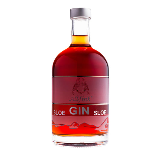 Albfink Sloe Gin - Ginflasche mit passender Frucht oder Botanical, stilvoll angerichtet